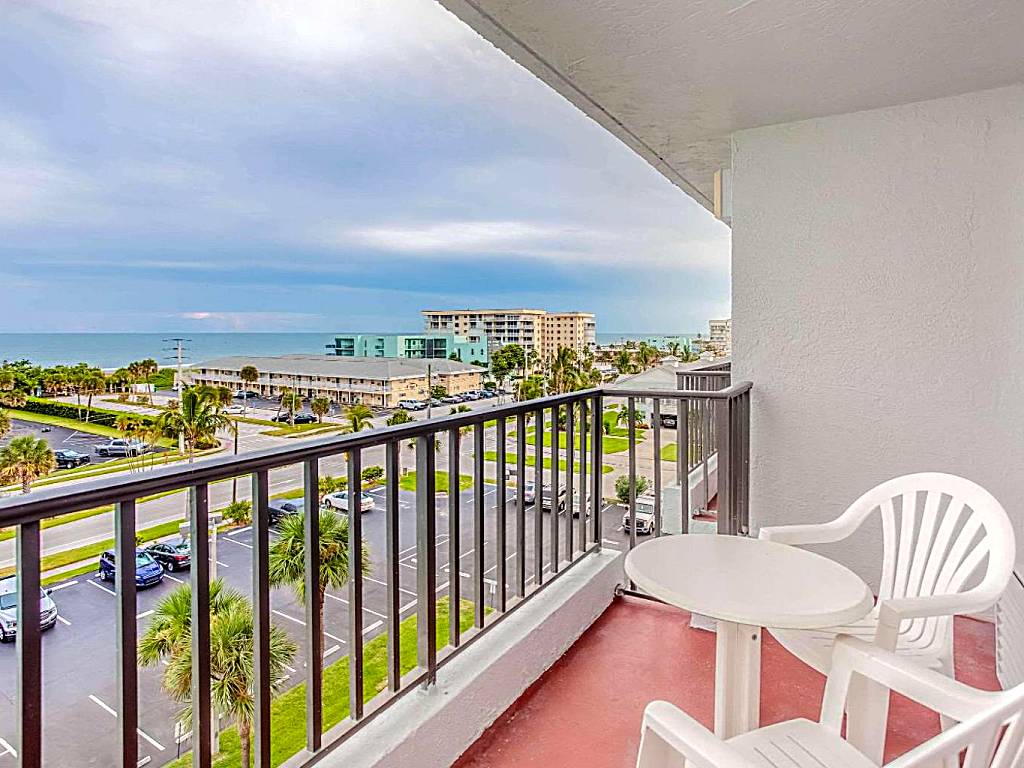 Beachside Hotel and Suites: Queen Suite with Two Queen Beds and Partial Ocean View