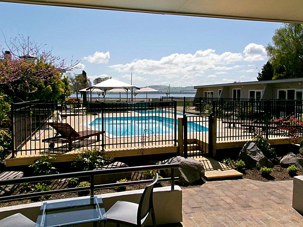 Anchorage Resort Taupo NZ: One-Bedroom Apartment with Pool View