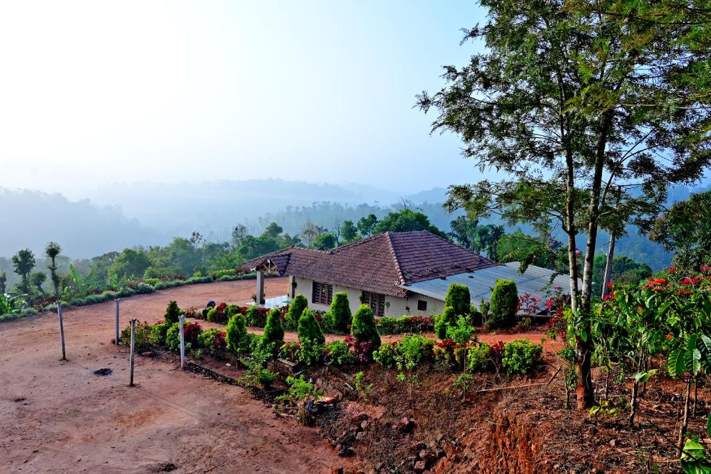 MitlyTree Homestay - Hill Top Mountain View & Home Food