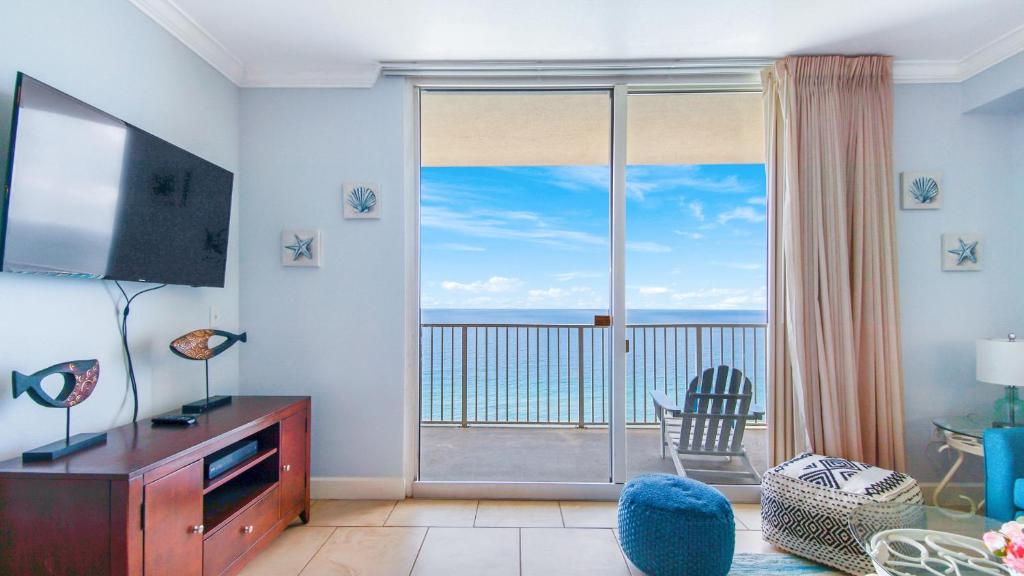 Beachfront Spacious Cozy Condo - Pools, Hot Hub, Spa - Walk to Pier Park in PCB