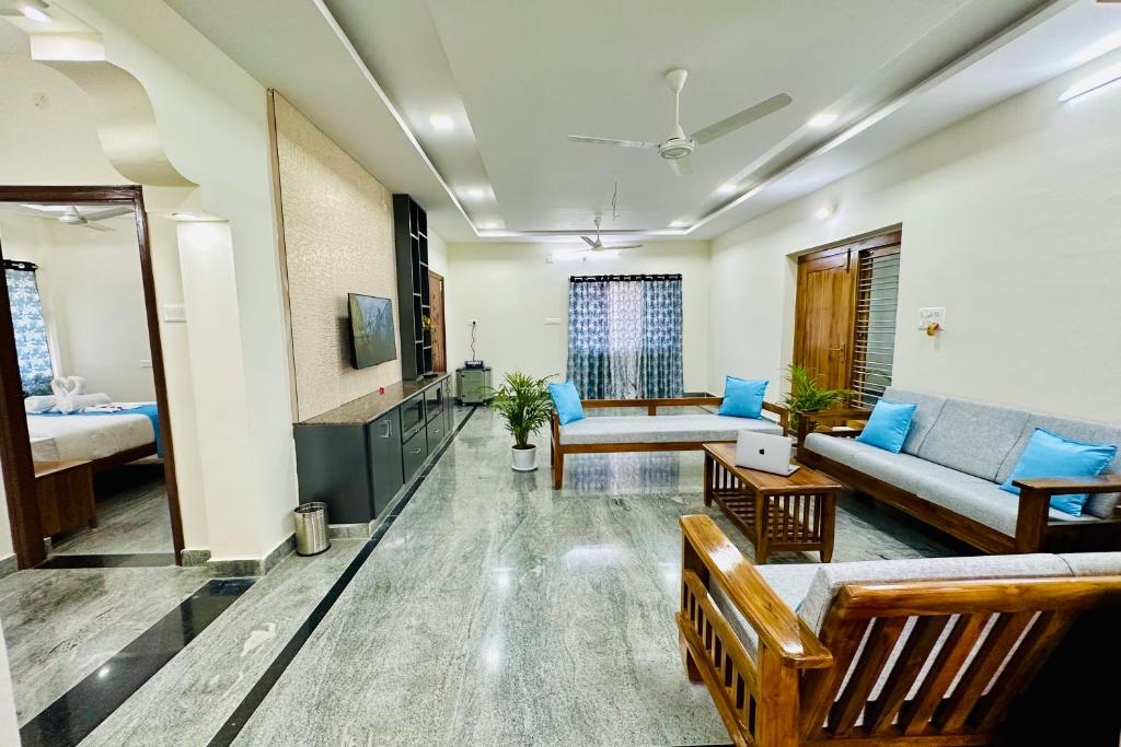 TrueLife Homestays - Bhavya Manor - 2500 SFT Modern homes for family stay - Garden with Flowers - Tirumala Mountain View - Peaceful Location - Many restaurants nearby - Large hall, AC bedrooms, Modular Kitchen - Fast WiFi - Android TV - 250 Jio Channels