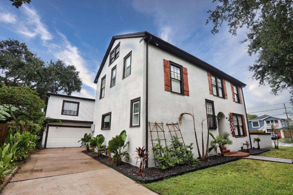 1926 4-Bedroom House w/Private Yard & Huge Deck